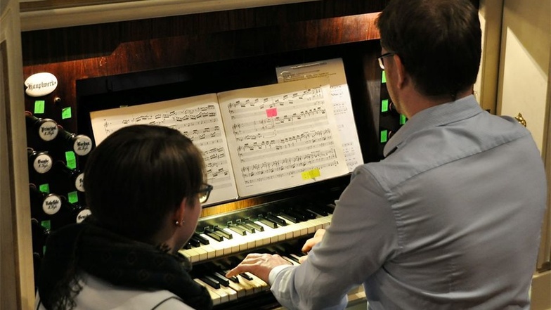 Auch die Orgel soll saniert werden, die Kantor Markus Mütze mit Unterstützung von Luisa Hein spielte.