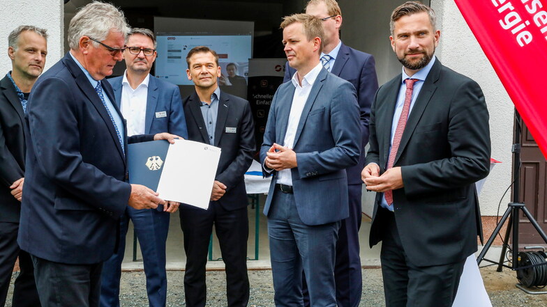 Sachsens Wirtschaftsminister Martin Dulig (rechts), Landrat Bernd Lange und andere beendeten heute den Breitbandausbau in Rosenbach und gaben den Startschuss für den weiteren Turbo-Internet-Ausbau.