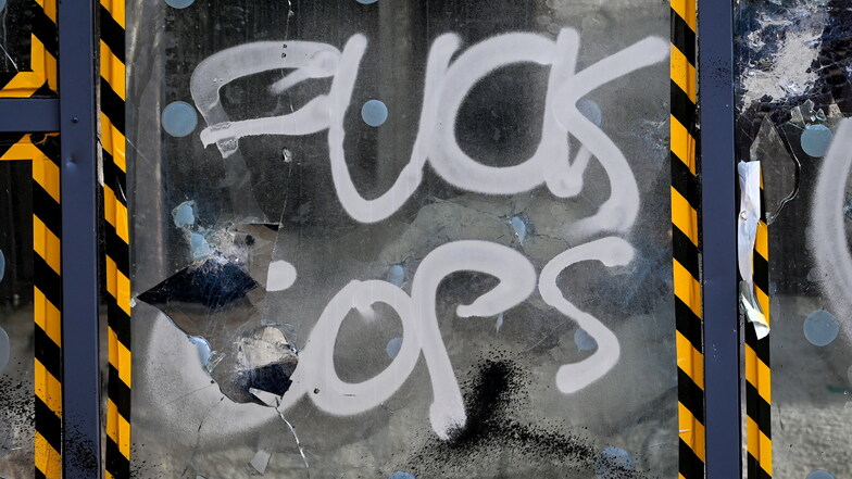 "Fuck Cops" steht an einer beschädigten Scheibe der Polizeistation im Leipziger Stadtteil Connewitz.