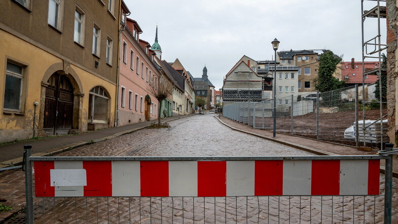 Nach dem Abriss von fünf Häusern ist die Mühlstraße in Roßwein „löchrig“. Ab Donnerstag kann die Straße wieder befahren werden. Für die Abbrucharbeiten war sie seit dem 1. September gesperrt.