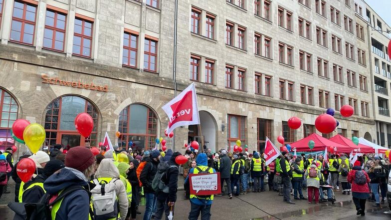 Streikende vorm Dresdner Volkshaus