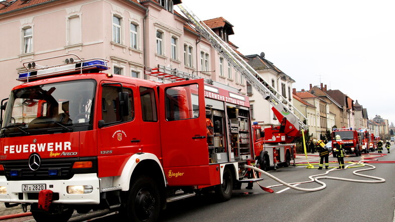 Wie wichtig die Zittauer Feuerwehr für die Stadt ist, zeigt nicht nur dieser Einsatz an der Löbauer Straße.