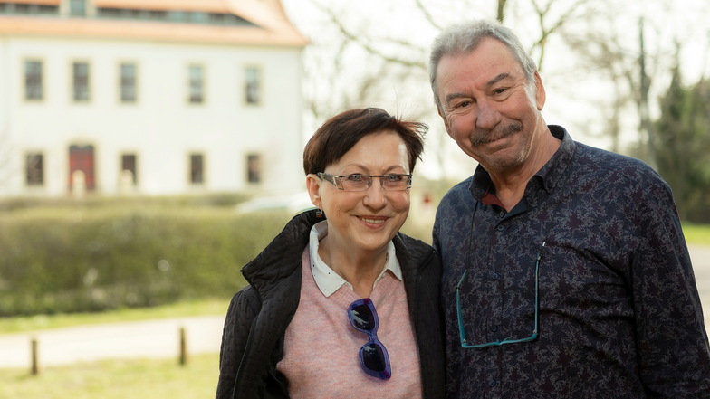 Renate Braun und ihr Ehemann vor dem sanierten Herrenhaus in Kunzwerda.