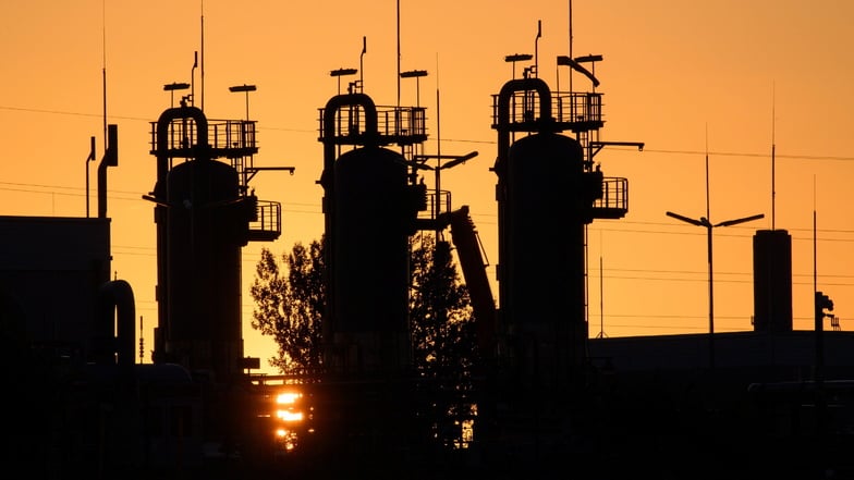 Die Sonne geht hinter technischen Anlagen eines Erdgasspeichers in Sachsen-Anhalt auf: In diesem Jahr muss es gelingen, die Speicher komplett ohne russisches Gas zu füllen.