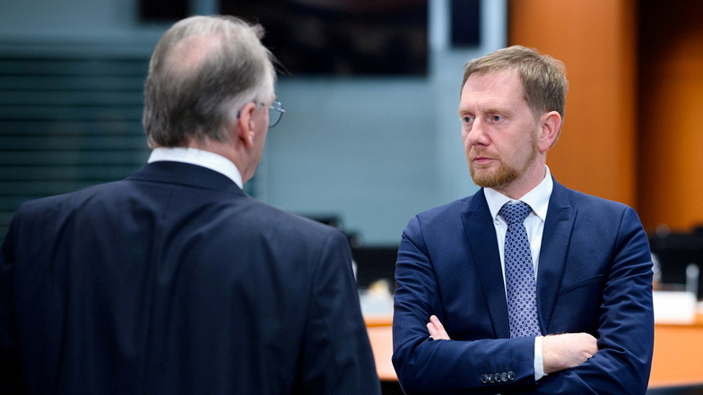 Michael Kretschmer (CDU), Ministerpräsident von Sachsen, unterhält sich zu Beginn vom Bund-Länder-Gipfel im Bundeskanzleramt mit Reiner Haseloff (l, CDU), Ministerpräsident von Sachsen-Anhalt.