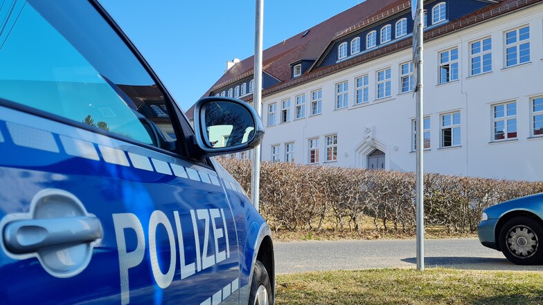 Die Polizei hat sich unter anderem im Gymnasium in Seifhennersdorf umgesehen.