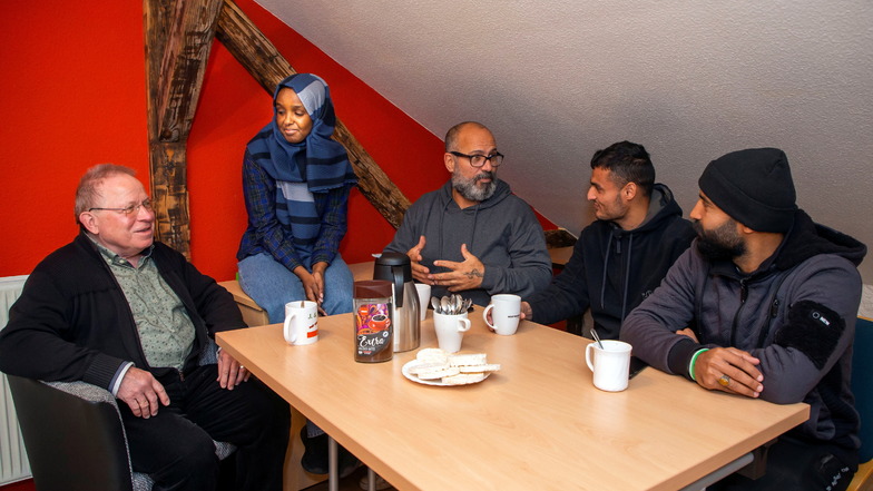 Spielerisch Deutsch lernen bei Kaffee und Keksen: Uli Bolte, Ismahan Kamal, Orabi Hamdan, Bilal Alali und Abdelmmulik Alhammoud (vlnr).