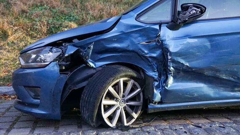 Bei dem Unfall wurden auch vier parkende Autos beschädigt, darunter dieser VW.