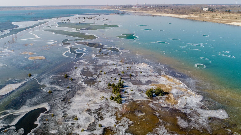 Sehen aus wie Inseln, sind aber keine. Noch sorgt der winterliche Eispanzer dafür, dass im Lausitzer Seenland Inselflair entsteht. Ein Wissenschaftler würde in den Tagebauseen allerdings gern schwimmendes Grün zu Wasser lassen. Das wäre gut fürs Klima. Au