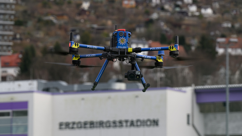 Vor allem bei Fußballspielen setzt die sächsische Polizei verstärkt auf den Einsatz von Drohnen.