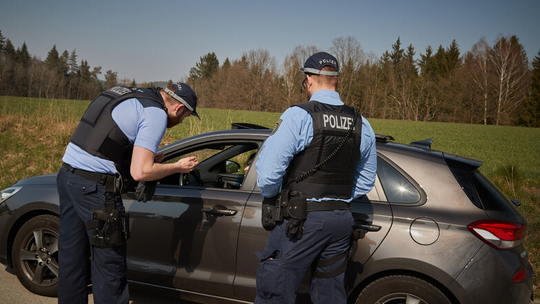 Nach Hause geschickt: Die Polizisten haben dieses Auto nahe Kurort Rathen gestoppt.