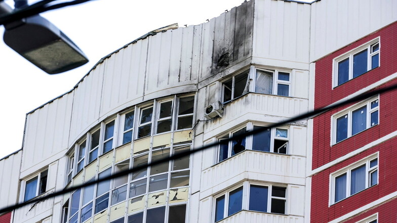 Dieses Wohnhaus in Moskau ist Berichten zufolge durch eine ukrainische Drohne beschädigt worden. Der Schaden ist gering, aber die Verunsicherung groß.