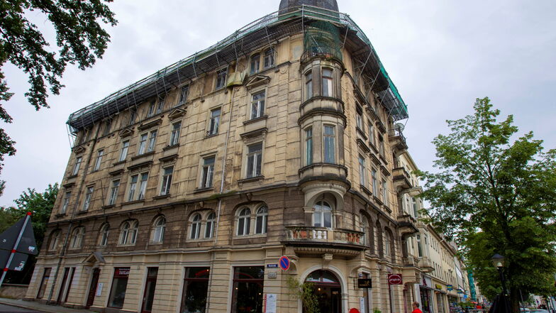 Das Gebäude an der Breiten Straße/Ecke Nicolaistraße weist starke Schäden am Dach auf. Eine Notsicherung wurde bereits angebracht.