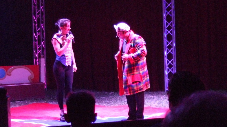 "Miss Joelina" und Clown "Angelo" führen beim Circus Karl Buch durchs Programm.