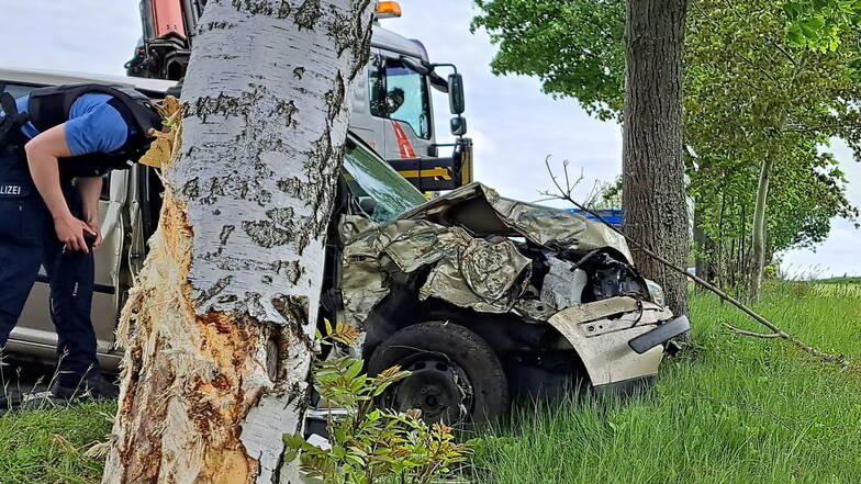 Am Donnerstag ereignete sich ein Unfall auf der S56 zwischen Frankenthal und Goldbach. Der VW Golf einer 18-Jährigen schleuderte dabei gegen einen Baum.
