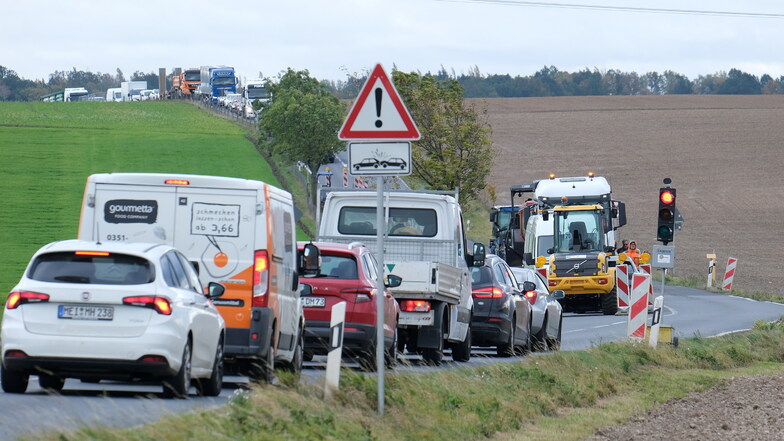 An der Straßenbaustelle auf der S 177 zwischen Röhrsdorf und Sora staut sich seit Tagen der Verkehr. Die Ampelphasen sorgen für Unmut bei den Autofahrern und sorgen in einigen Fällen für unbedachte Reaktionen.