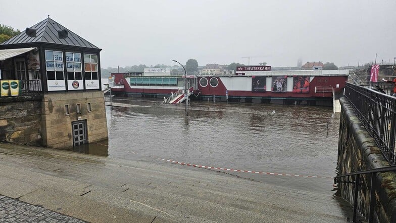 Das Hochwasser der Elbe hat das Terrassenufer überspült.