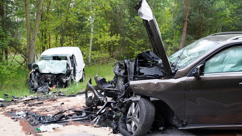 Ein Bild der Verwüstung bot sich den Rettungskräften am Dienstagabend auf der Straße zwischen Kleinsaubernitz und Guttau. Dort war ein Mercedes Geländewagen frontal in einen VW Caddy gekracht.