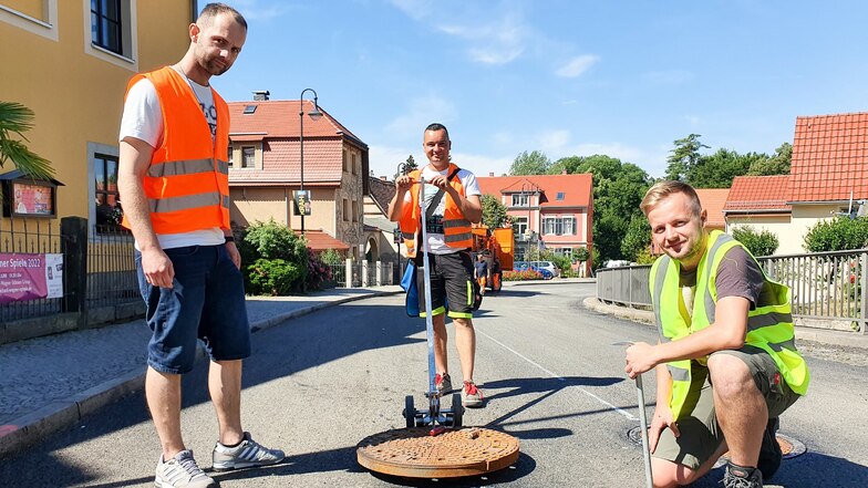 Superschnelle Bauleute an gesperrter Straße in Pillnitz