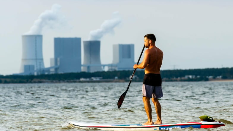Ein Stand-up-Paddler zieht im letzten Sommer seine Kreise auf dem Bärwalder See in der Lausitz.