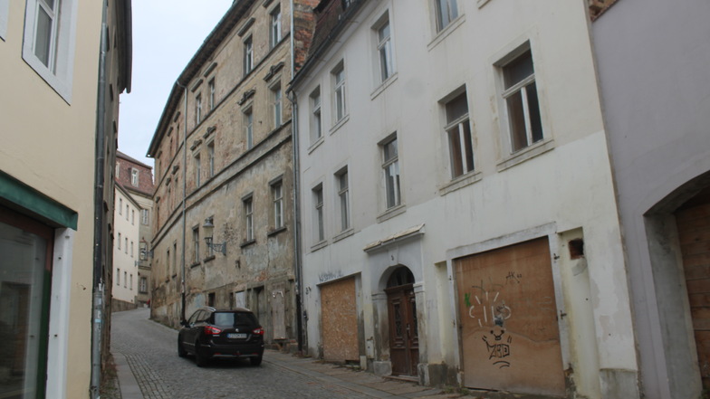 Die Häuser Mandauer Berg 1, 3 und 5 (rechts) in Zittau haben einen neuen Eigentümer.