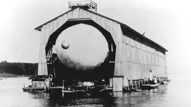 Die ersten Zeppeline wurden in einer auf dem Bodensee schwimmenden Halle gebaut.