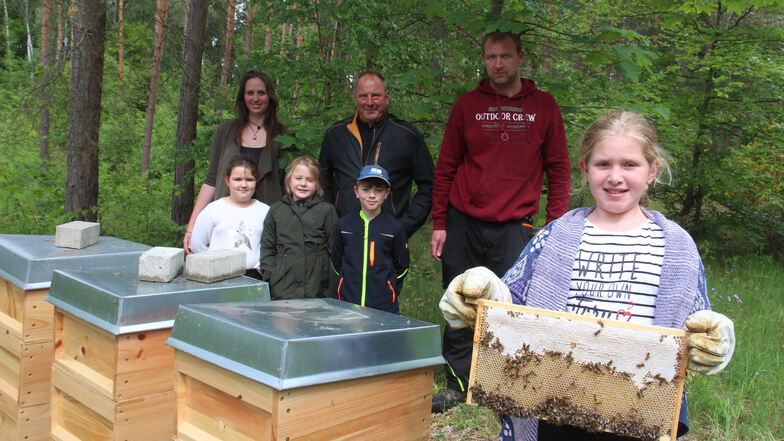 Stolz zeigt Lena einen Rahmen mit Bienenwaben. An der Sohlander Grundschule wurde jetzt ein neues Projekt gestartet, mit Unterstützung von Schulsozialarbeiterin Evelyn Schöbel, Tischlermeister Steffen Schirner und Imker Martin Kubitz (hinten v.l.).