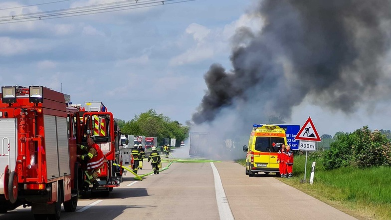 Am Freitag hat es auf der A14 einen Unfall mit mehreren Lkw unweit der Anschlussstelle Döbeln-Nord gegeben. In der Nacht zu Dienstag werden die Schäden an der Fahrbahn repariert.