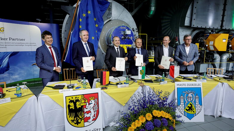 Vor knapp einem Jahr trafen sich alle Beteiligten in Görlitz und unterschrieben eine Absichtserklärung, die Fernwärme in Görlitz und Zgorzelec bis 2030 klimaneutral auszubauen.