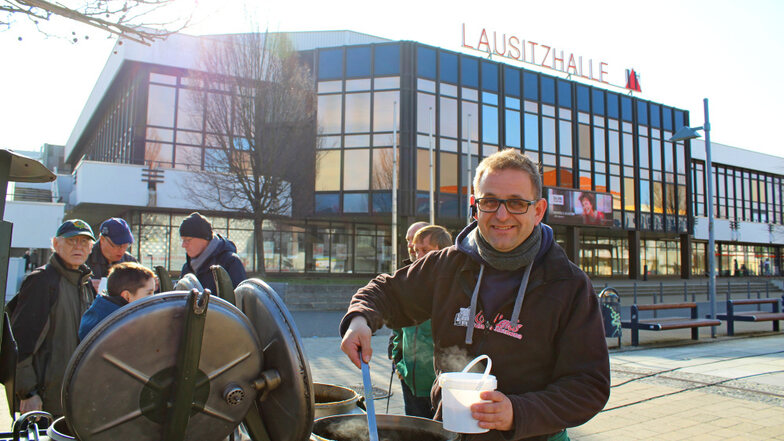 Beim Wochenmarkt auf dem Lausitzer Platz in Hoyerswerda gibt es auch Angebote der Feldküche von René Becker.