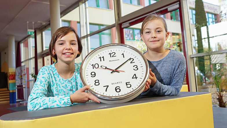 Die Cunewalder Grundschule hat an der Uhr gedreht: Statt 45 Minuten dauern die Unterrichtsstunden jetzt 60 Minuten. Kira (l.) und Lena finden das gut. Und nicht nur sie.