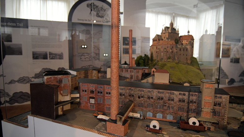 Die Ausstellung "Dicke Luft" zur Geschichte der Papierfabrik auf der Burg Kriebstein konnten bisher wegen der Corona-Pandemie nur wenige Besucher sehen. Jetzt öffnet die Burg wieder ihre Tore. Die Ausstellung ist bis Ende Oktober verlängert worden.