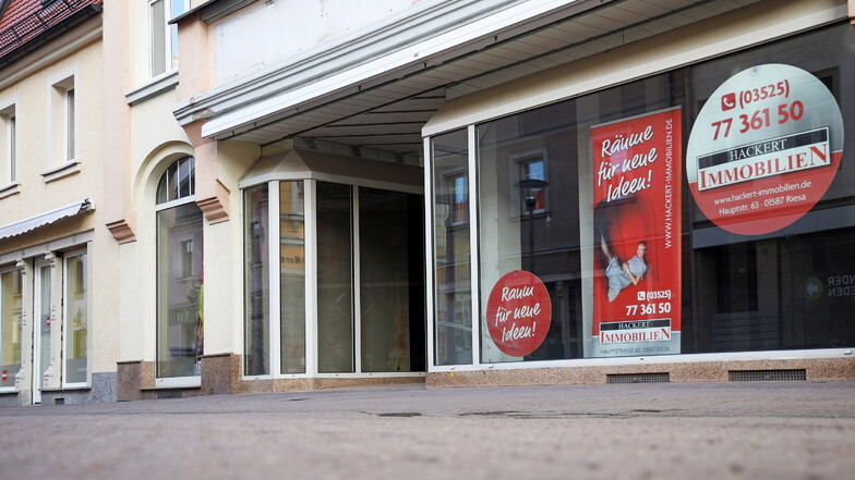 In diesem Ladenlokal an der Riesaer Hauptstraße gab es bis zum Frühjahr 2021 eine Filiale des Modehauses Haase. Das Unternehmen hat sich in sein Stammhaus in Frauenhain bei Gröditz zurückgezogen. Seither steht die Ladenfläche am Riesaer Boulevard leer – a