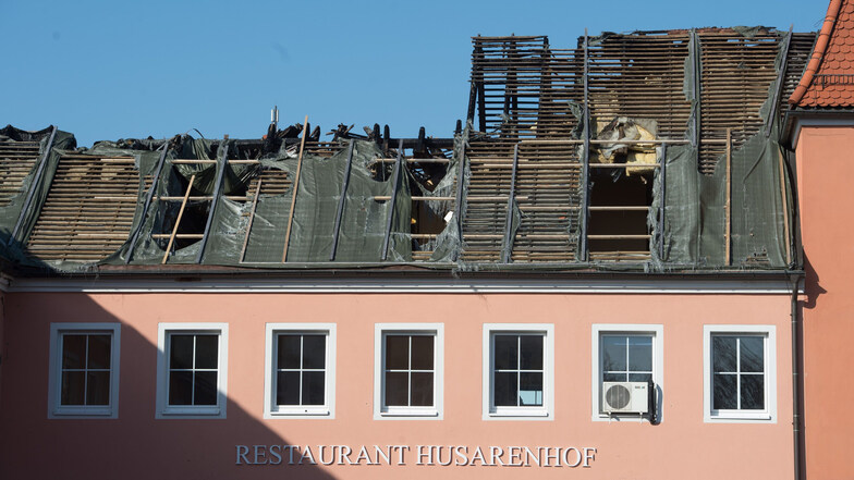 Mehr als drei Jahre nach dem Brand in dem als Aslyunterkunft vorgesehenen Hotel Husarenhof in Bautzen sind die Täter noch immer nicht gefasst.