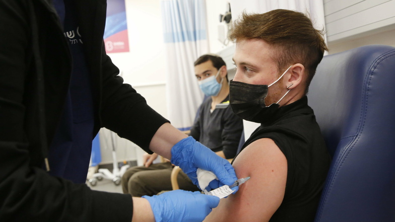 Israel, Ramat Gan: Ein Mann erhält den von Israel entwickelten Impfstoff gegen das Coronavirus im Sheba Medical Center.
