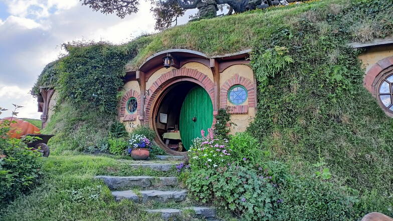 Neuseeland - da darf die Filmkulisse aus "Hobbit" natürlich nicht fehlen. Den Drehort gibt es noch immer und man kann durch Hobbiton spazieren.