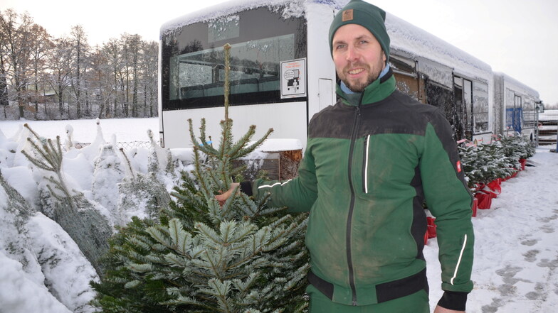 Fabian Berger vor seinem Omnibus in Girbigsdorf, wo er in diesem Jahr einen großen Weihnachtsbaumverkauf organisiert hat.