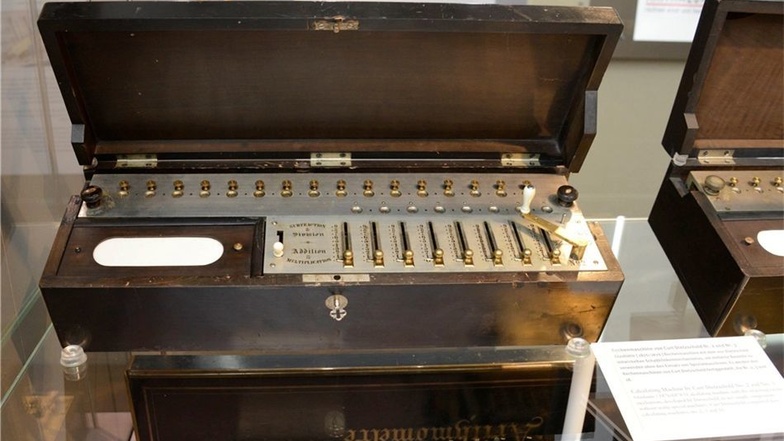 Das ist die zweite in Glashütte produzierte Rechenmaschine: Hergestellt wurde sie von Curt Dietzschold.