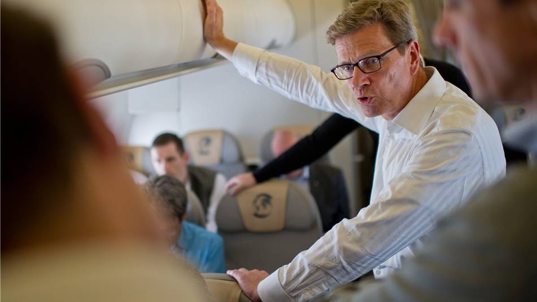 Westerwelle spricht am 4. Juni 2012 auf einem Flug nach Doha, Katar, mit mitreisenden Journalisten.