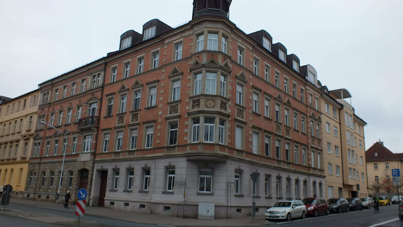 Mitte der 1990er-Jahre wurde das Haus am Alexander-Puschkin-Platz 3b von den Eigentümern verkauft. Die neuen Hauseigentümer sanierten das Ende des 19. Jahrhunderts errichtete Gebäude.