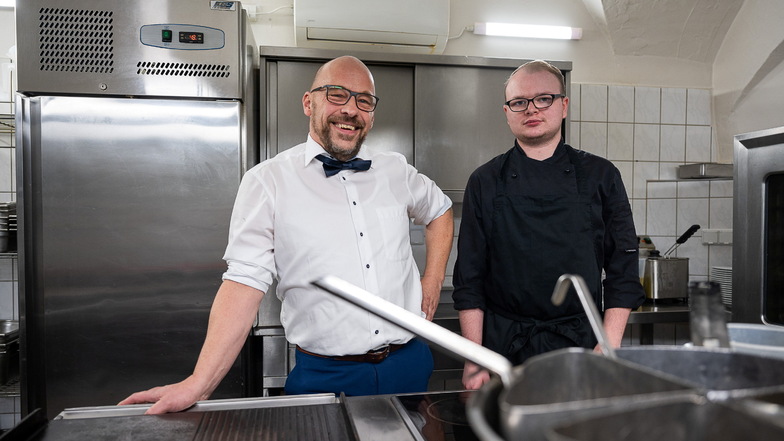 Bernd Schade (links), hier mit Koch Marko Krause in der Küche des "Lucie Schulte". Der Chef selbst gibt gerne und großzügig Trinkgeld, wenn er Essen geht, sagt er. Bei seinen eigenen Gästen gibt es spendable und auch mal weniger spendable.