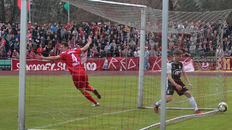 Erinnerungen werden wach. In der Pokalsaison 2015/16 gab es die Partie Kamenz gegen Zwickau schon einmal, damals im Halbfinale. Der Kamenzer Jan Charuza erzielte das 1:1, am Ende gewann Zwickau knapp mit 2:1.