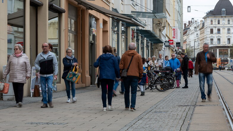 Passanten auf der Berliner Straße in Görlitz: Es fehlt an jungen Menschen in der Stadt.