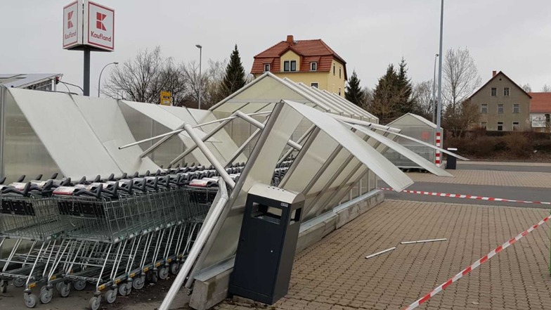 Auf dem Parkplatz des Lebensmittelmarktes Kaufland in Waldheim hat der Unterstand für die Einkaufswagen Schaden genommen.