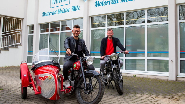 Auf in den Lenz: Alexander Hübner (l.) und Marcel Winkler vom Teilegroßhändler Motorrad Meister Milz in Pirna auf historischen Maschinen, einer Touren-Awo von 1953 (vorn) und einer Zündapp von 1963.