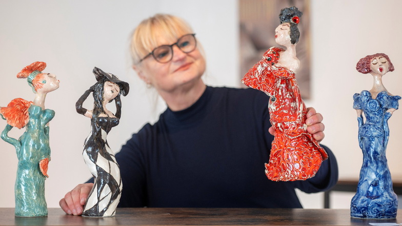 Die Künstlerin Rita Goldschmidt aus Radeburg präsentiert in ihrer aktuellen Ausstellung in der Galerie mit Weitblick von Pariser Mannequins inspirierte Tonfiguren.