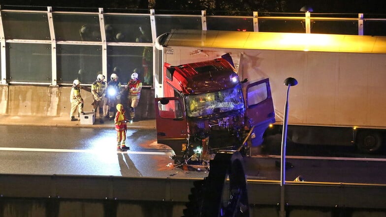 Über 180.000 Euro Schaden: Lkw prallt auf der A17 in Dresden gegen Tunnelwand