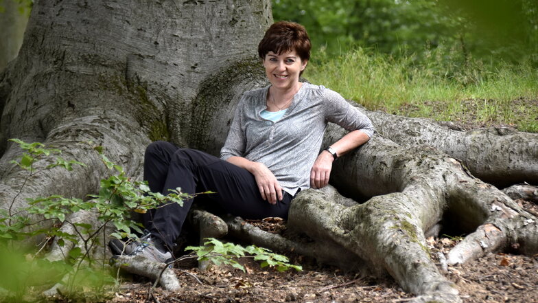 "Waldbaderin" Diana Mirtschink zeigt, wie man sich im Wald seelisch erholen kann.