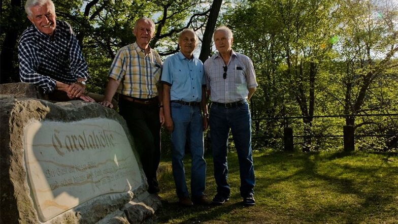 Sie haben dem Aussichtspunkt einen Sandstein mit Inschrift wiedergebracht: Walter Strohbach, Hans Müller, Harald Hering und Rudi Drescher.