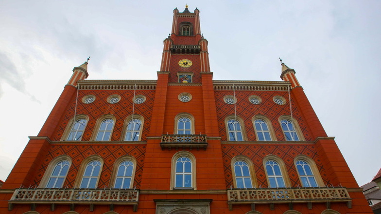 Am Mittwoch wollen Fachleute die Fassade des Kamenzer Rathauses und insbesondere des Turmes untersuchen. Im kommenden Jahr sollen Schäden saniert werden.